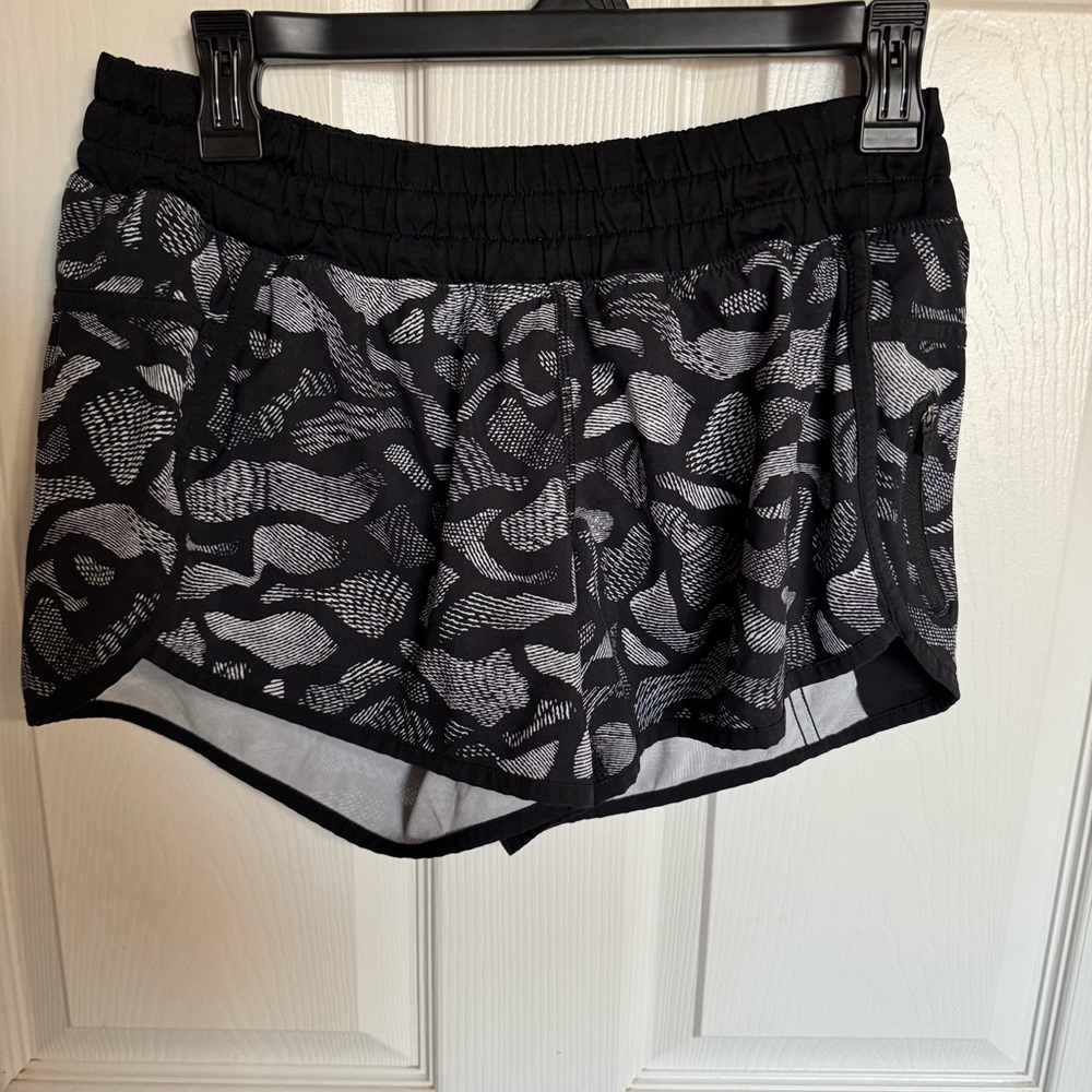 Lululemon black and gray patterned shorts